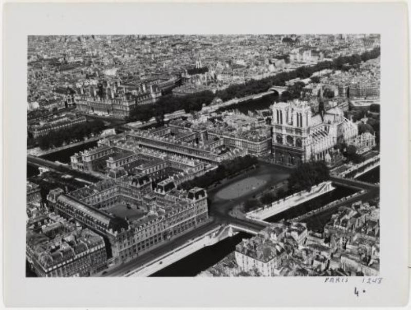 Vue aerienne Cathedrale Notre-Dame Ile de la Cite Paris